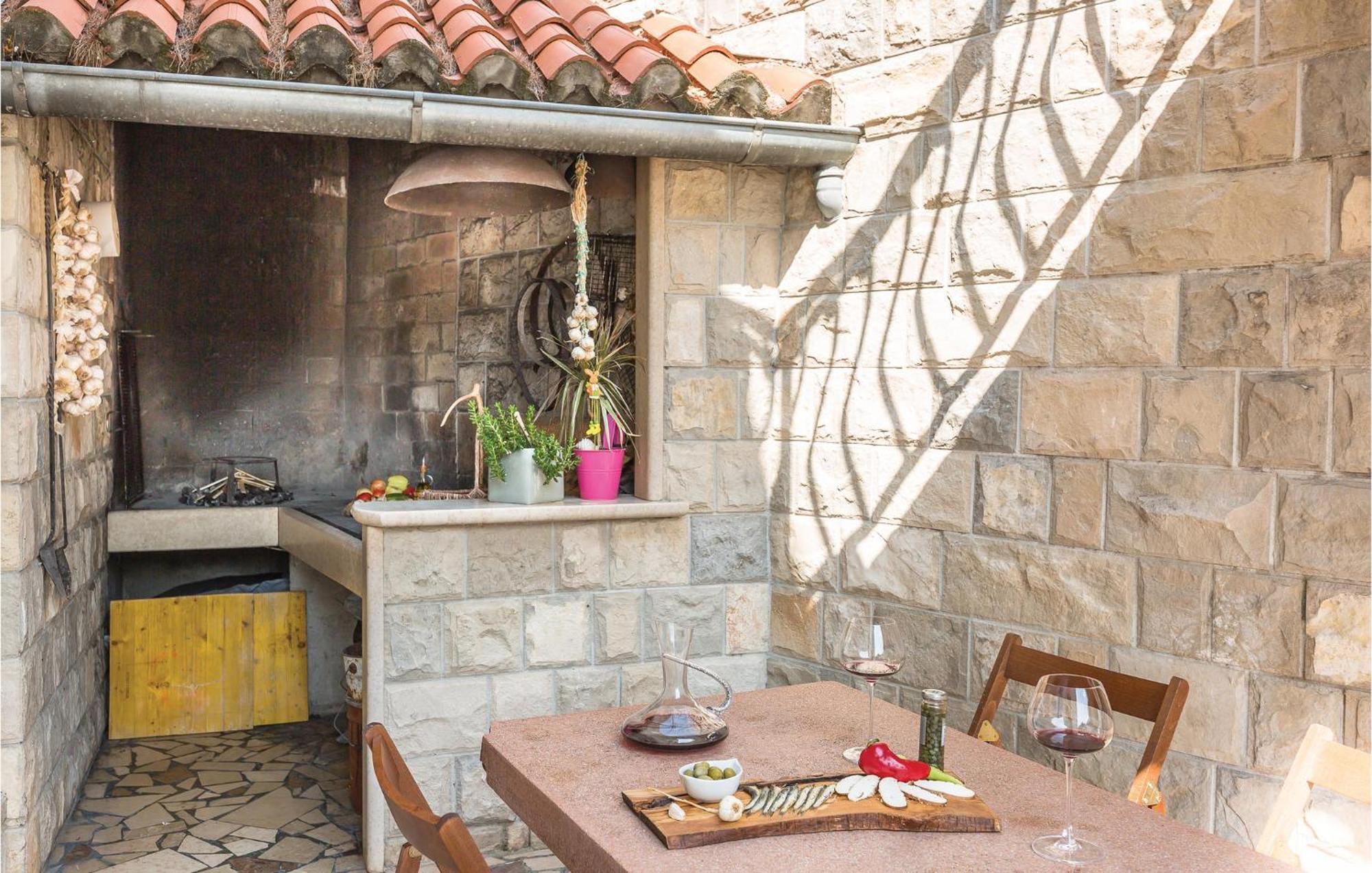 1 Bedroom Stunning Apartment In Makarska Exterior photo