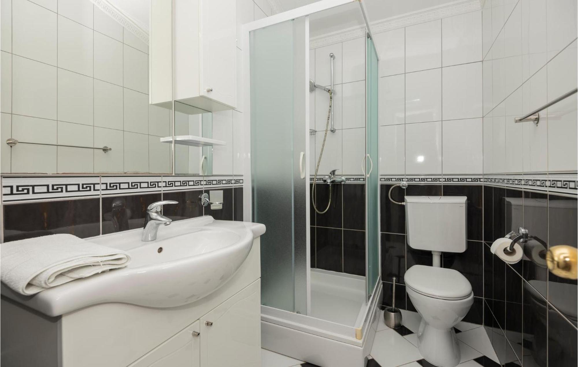 1 Bedroom Stunning Apartment In Makarska Exterior photo