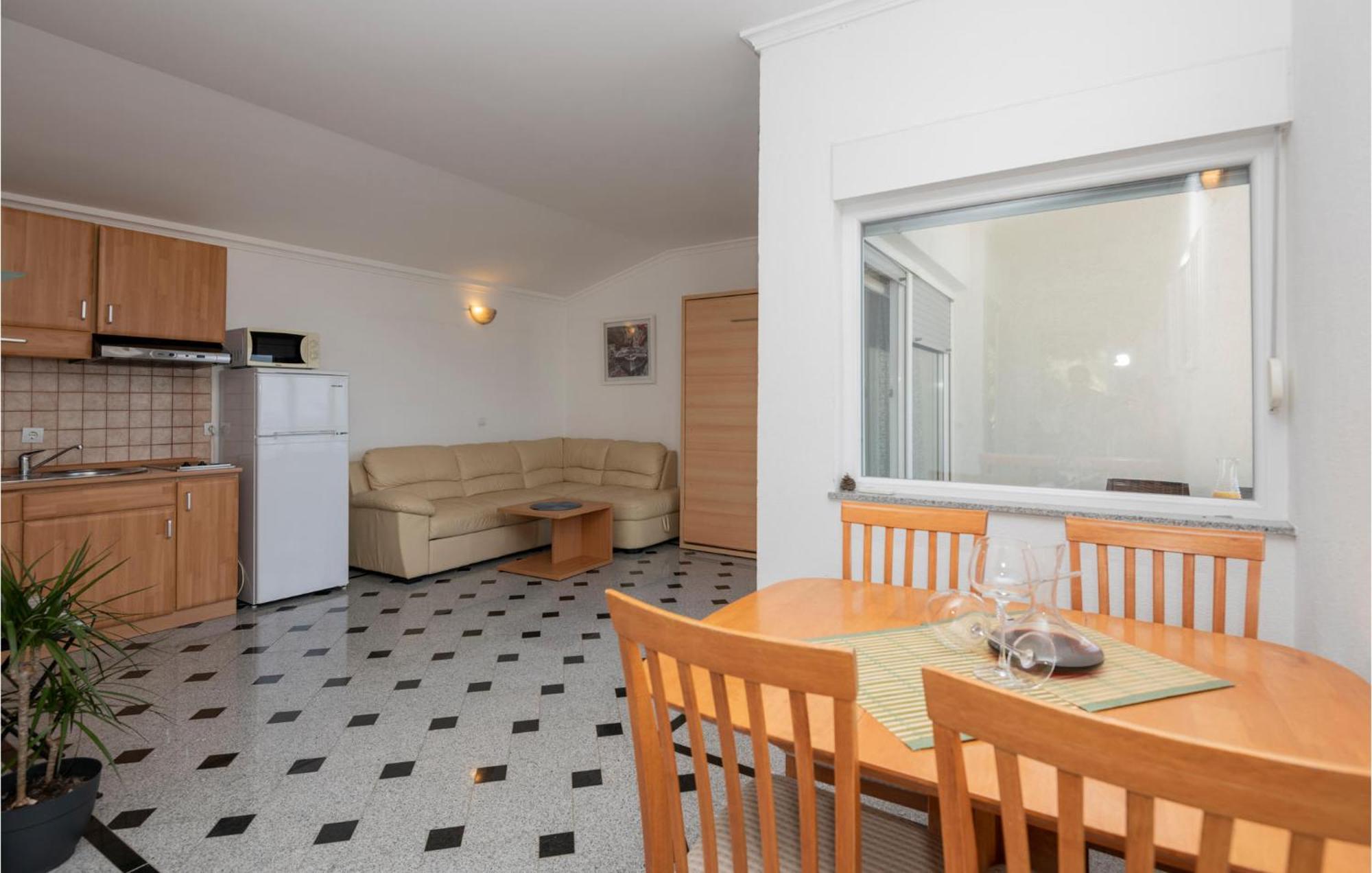 1 Bedroom Stunning Apartment In Makarska Exterior photo