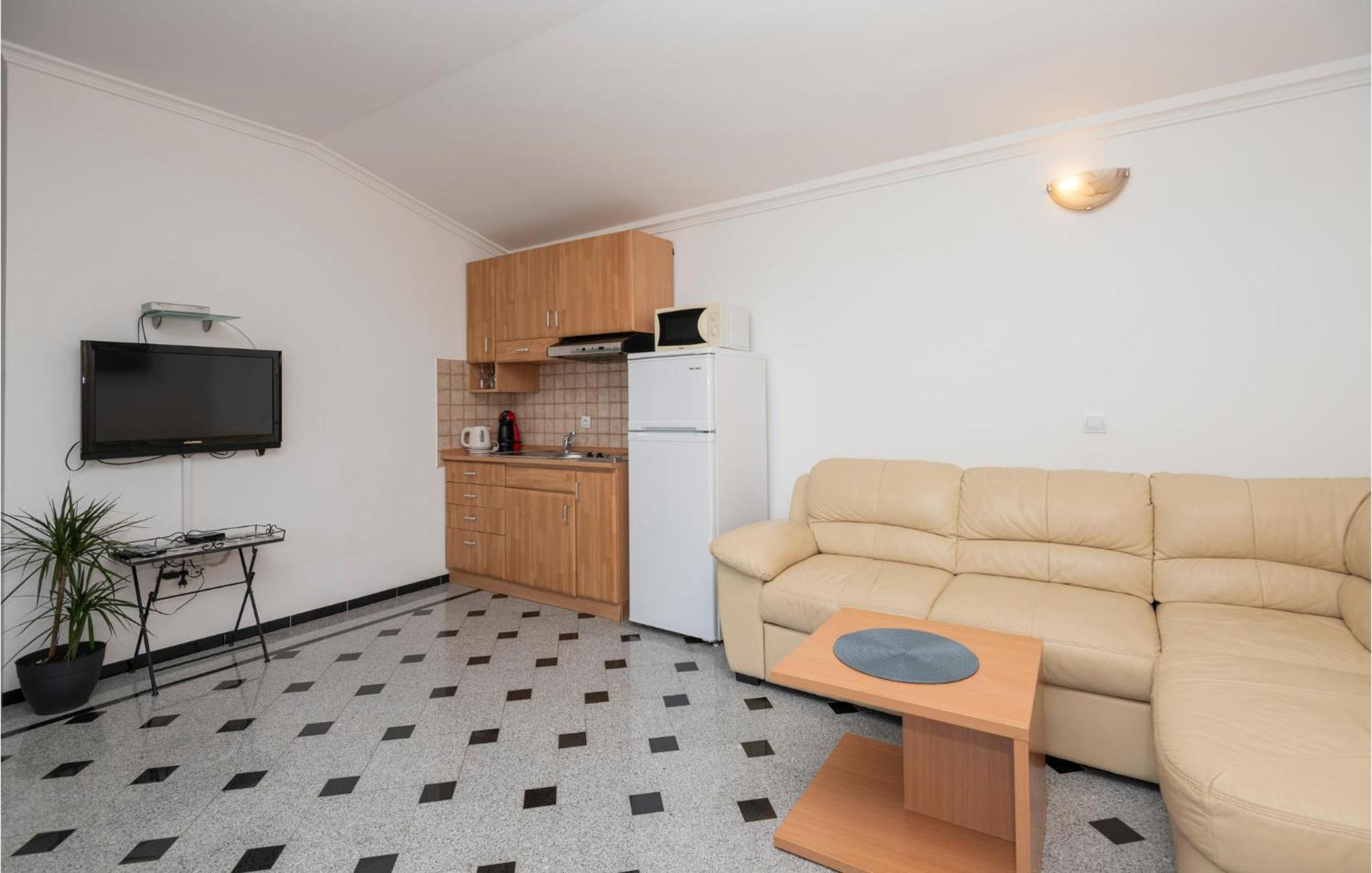 1 Bedroom Stunning Apartment In Makarska Exterior photo