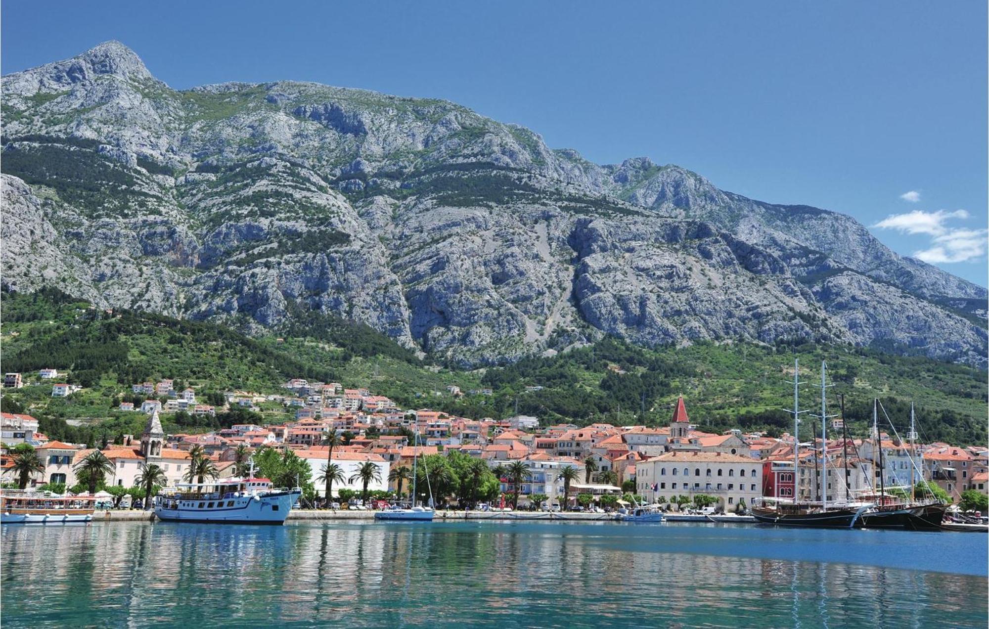 1 Bedroom Stunning Apartment In Makarska Exterior photo