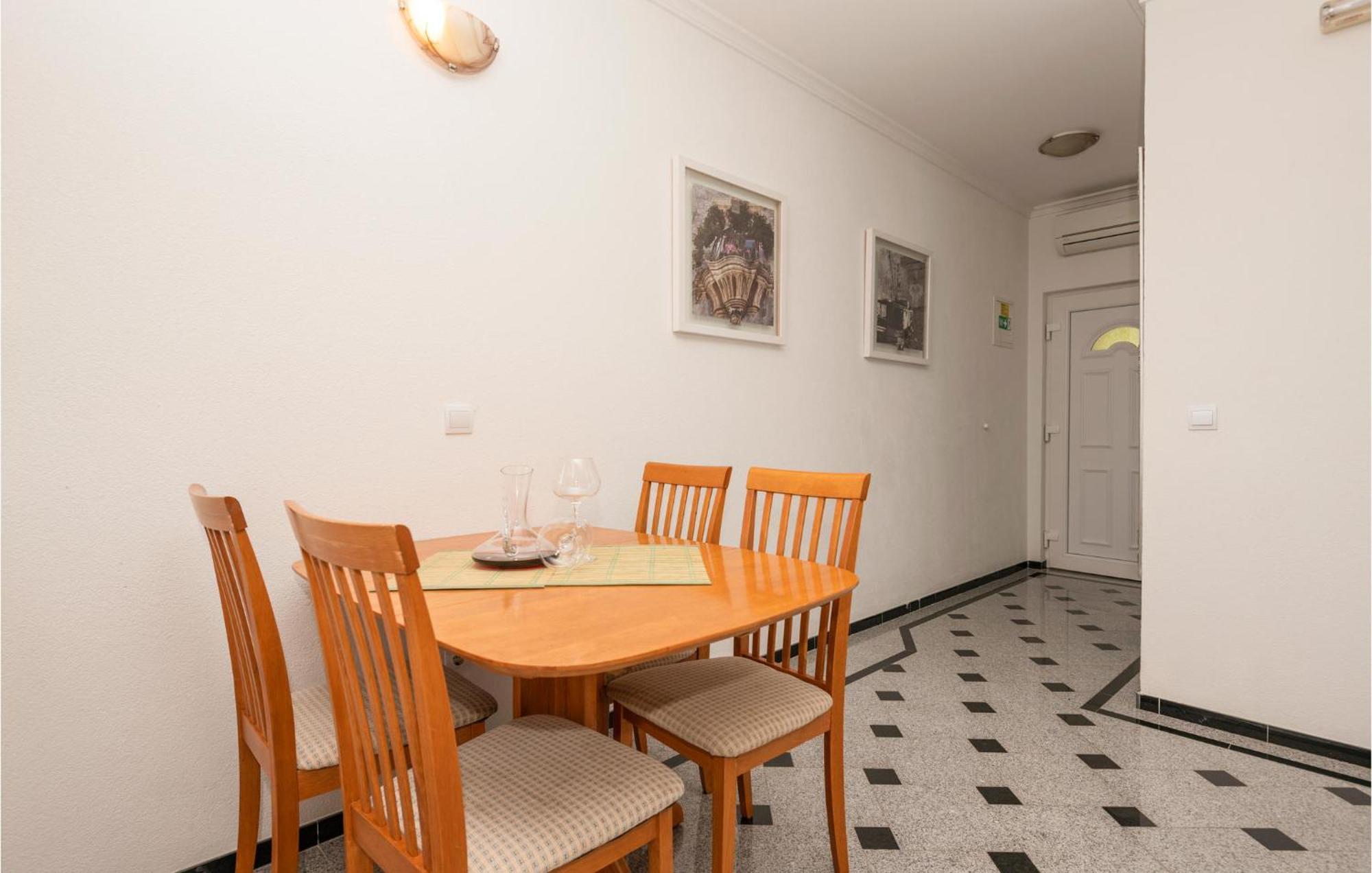 1 Bedroom Stunning Apartment In Makarska Exterior photo